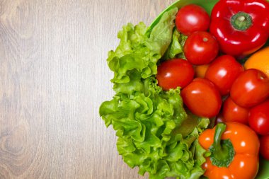 taze domates, biber ve ahşap masa üstünde salata