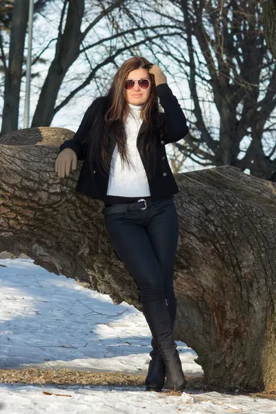 Jonge aantrekkelijke brunette in park — Stockfoto