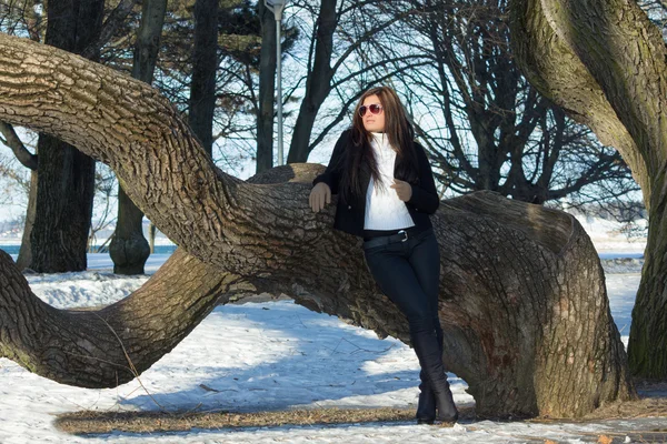 Joven mujer atractiva en el parque — Foto de Stock