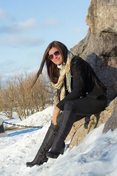 Portrét mladé brunetka s sluneční brýle v parku — Stock fotografie