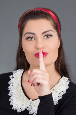 genç çekici hizmetçi dudaklarında parmak ile portresi