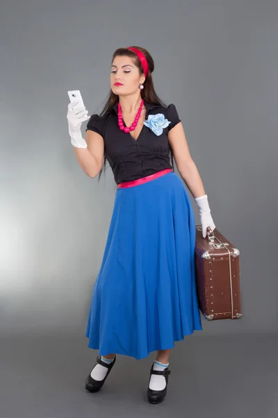 Gyönyörű pinup nő retro bőrönd, és a telefon — Stock Fotó