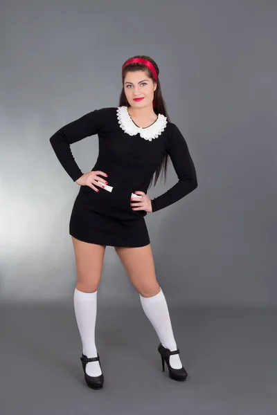 Atractivo de la criada en uniforme negro — Foto de Stock