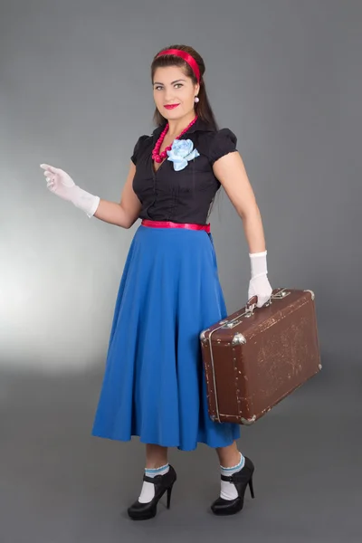 年轻漂亮的复古手提箱的贴图女人 — 图库照片