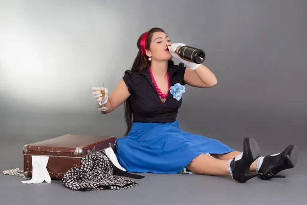 Sitter pinup girl dricka champagne — Stockfoto