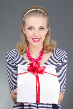 çizgili elbise hediye veriyor Pinup kadın