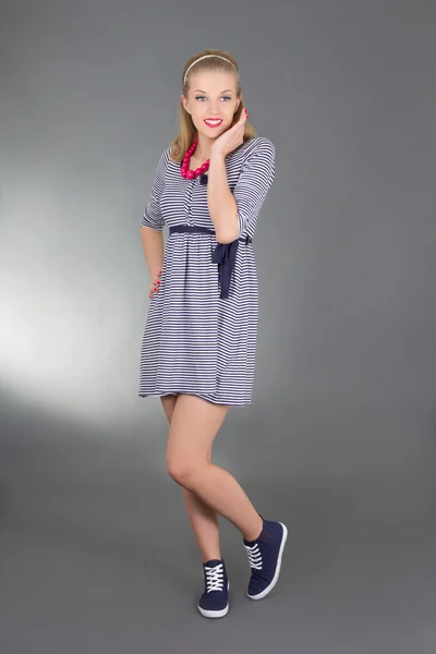 Plakát dívka pózuje pruhované šaty — Stock fotografie