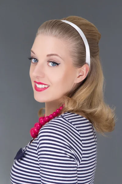 Joven rubia atractiva modelo fotográfica en vestido de rayas — Foto de Stock