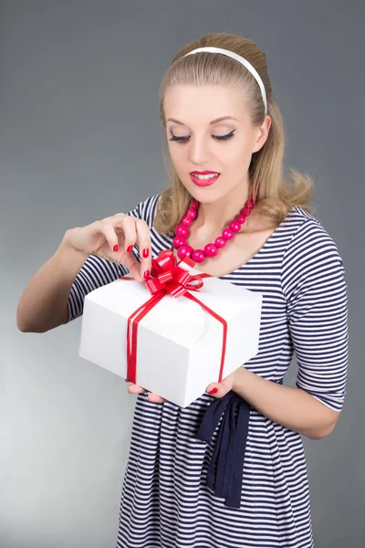 Atractiva modelo fotográfica en apertura regalo vestido de rayas —  Fotos de Stock