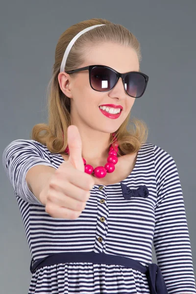 Beautiful pinup girl in sunglasses thumbs up — Stock Photo, Image