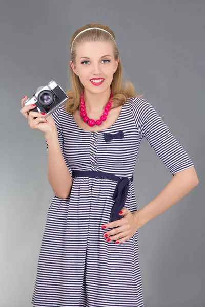 Vrouw in retro kleding met fotocamera — Stockfoto