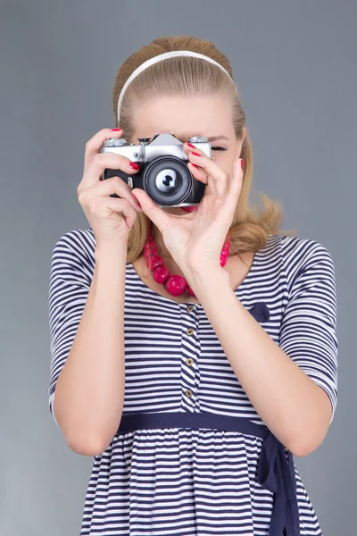 レトロな服を着て写真をカメラでポーズ ピンナップ女性 — ストック写真