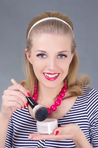 Portrait of young pinup woman with make up brush and powder — Stock Photo, Image