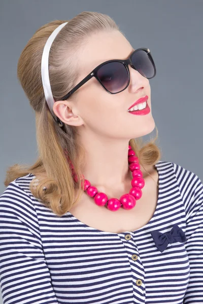 Retrato de muchacha atractiva pinup en gafas de sol — Foto de Stock