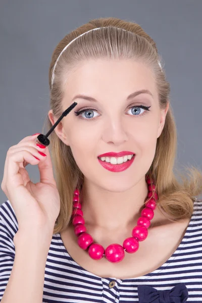 Hermosa joven aplicar maquillaje Maquillaje de ojos — Foto de Stock