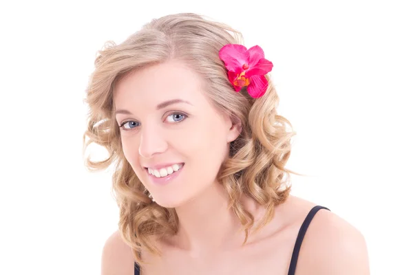 Portrét krásné ženy s květinou ve vlasech — Stock fotografie
