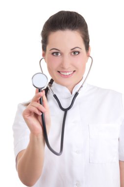 Steteskoplu genç bayan doktor beyaza izole edilmiş.