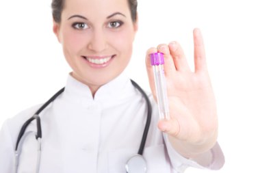 Beyaz yansımalar veren genç kadın doktor