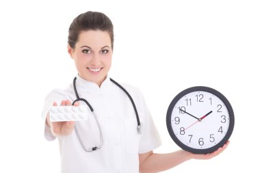 genç bir kadın doktor hap ve saatin üzerine beyaz