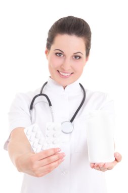 hapları üzerinde beyaz veren genç kadın doktor
