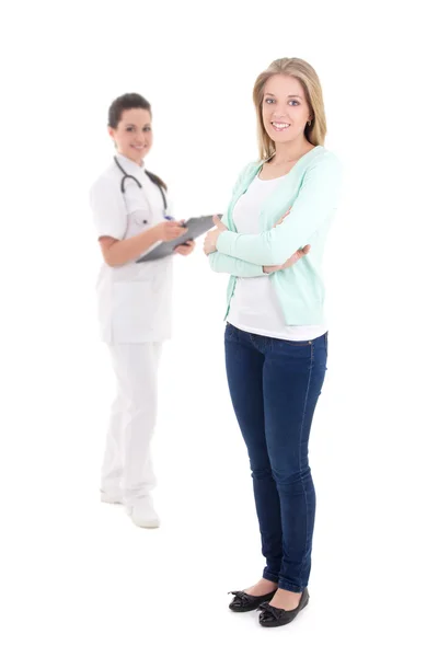Женский пациент и врач с папкой, изолированные на белом — стоковое фото