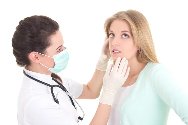 Jeune femme médecin examine le visage du patient — Photo