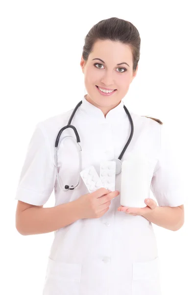 Jeune femme médecin avec des pilules sur blanc — Photo