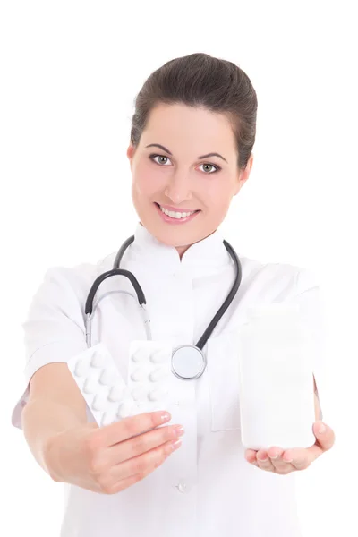 Mladý atraktivní ženský lékař dát prášky na bílém — Stock fotografie