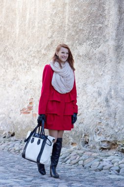 Tallinn eski duvar üzerinde duran güzel kadın