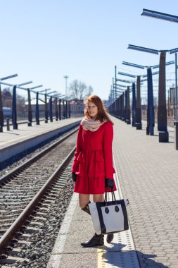 genç kadın bir tren istasyonunda bir çanta