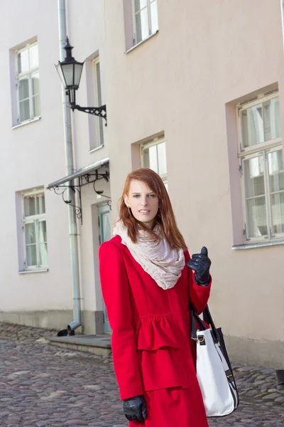 Unga vackra kvinnan promenader i gatan — Stockfoto