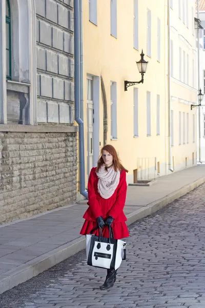 Menina bonita andando na cidade velha de tallinn — Fotografia de Stock