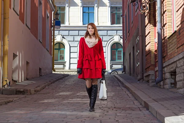 Vacker kvinna promenader i gamla stan i tallinn — Stockfoto