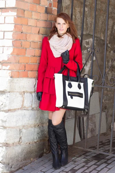 Çekici bir kadın kırmızı tuğla duvarı ayakta — Stok fotoğraf