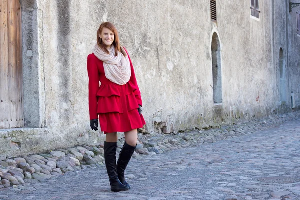 Krásný redhaired žena chůze v Tallinnu — Stock fotografie