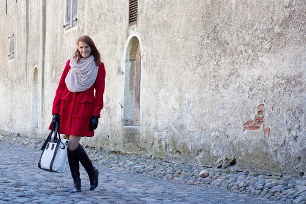 Atrakcyjna kobieta stoi stary mur w Tallinnie — Zdjęcie stockowe