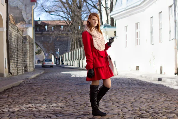 Rödhårig kvinna vandring i medeltida europeisk stad — Stockfoto