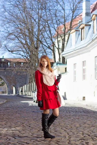 Redhaired dívka procházky v Evropské středověké město — Stock fotografie