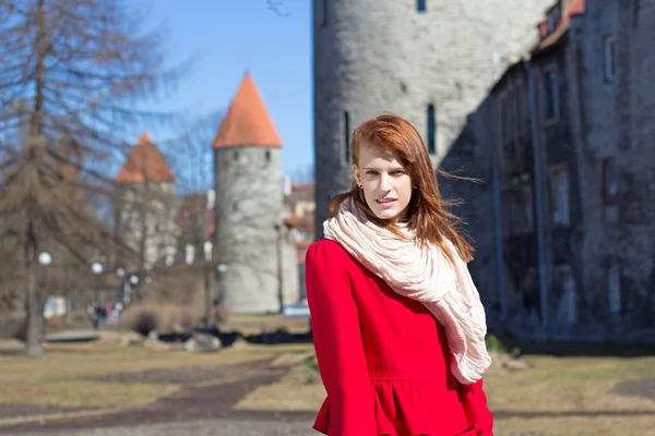 Joven mujer posando en el casco antiguo de Tallin — Foto de Stock