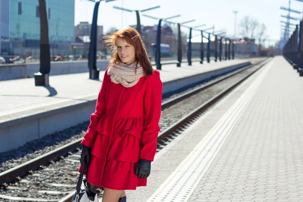 Mulher esperando um trem na estação — Fotografia de Stock