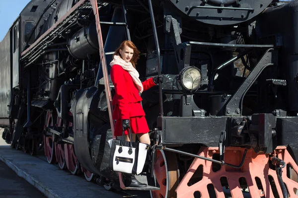 Atrakcyjna kobieta i vintage pociągu — Zdjęcie stockowe