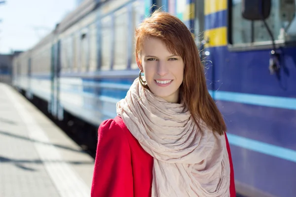 Portret pięknej kobiety, czekając na pociąg na peronie — Zdjęcie stockowe