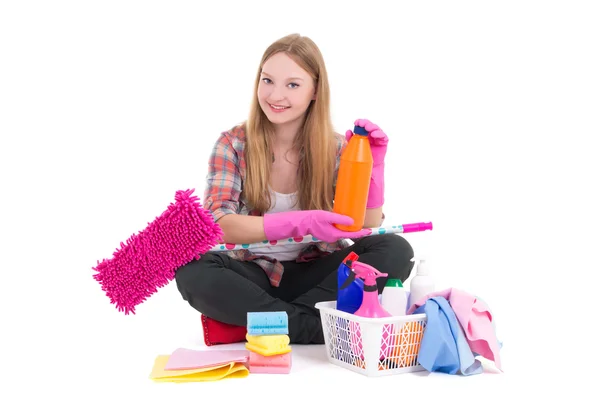 Prachtige huisvrouw zit met reinigingsapparatuur geïsoleerd op — Stockfoto