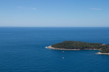 denizin ortasında yeşil ada