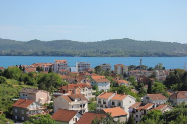 leyleklerin Karadağ ile küçük bir kasaba görünümünde