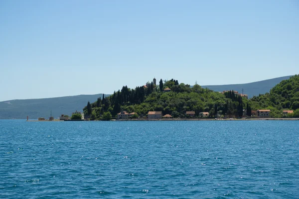 Pequena ilha verde, em montenegro — Fotografia de Stock