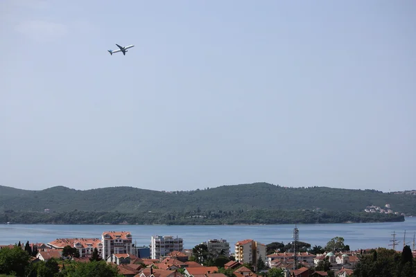 Avião no céu sobre tivat — Fotografia de Stock