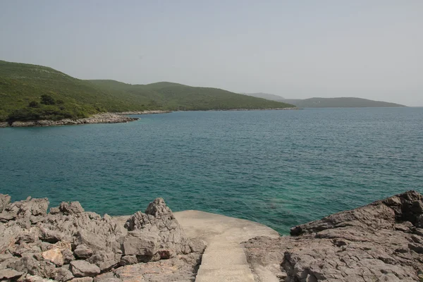 Stenig strand och blått hav i montenegro — Stockfoto