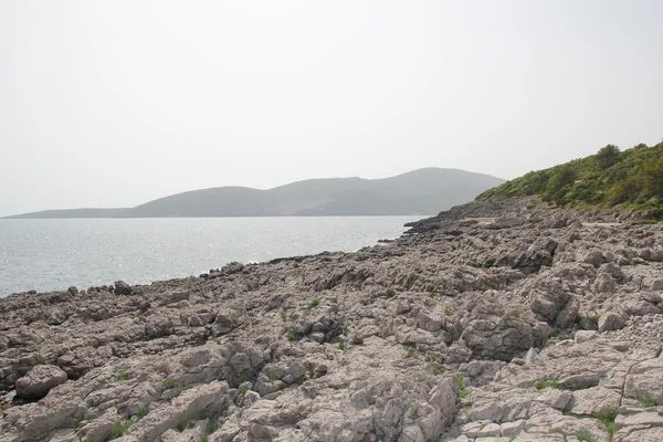 石头滩和蓝色的大海，在黑山 — 图库照片