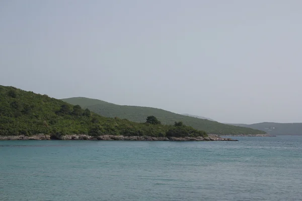 海岸线岩石和蓝色的大海，在黑山 — 图库照片